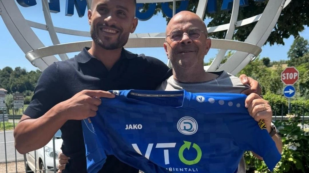 Il difensore Antonio Arpino con il presidente del Desenzano, Roberto Marai Il difensore Antonio Arpino con il presidente del Desenzano, Roberto Marai