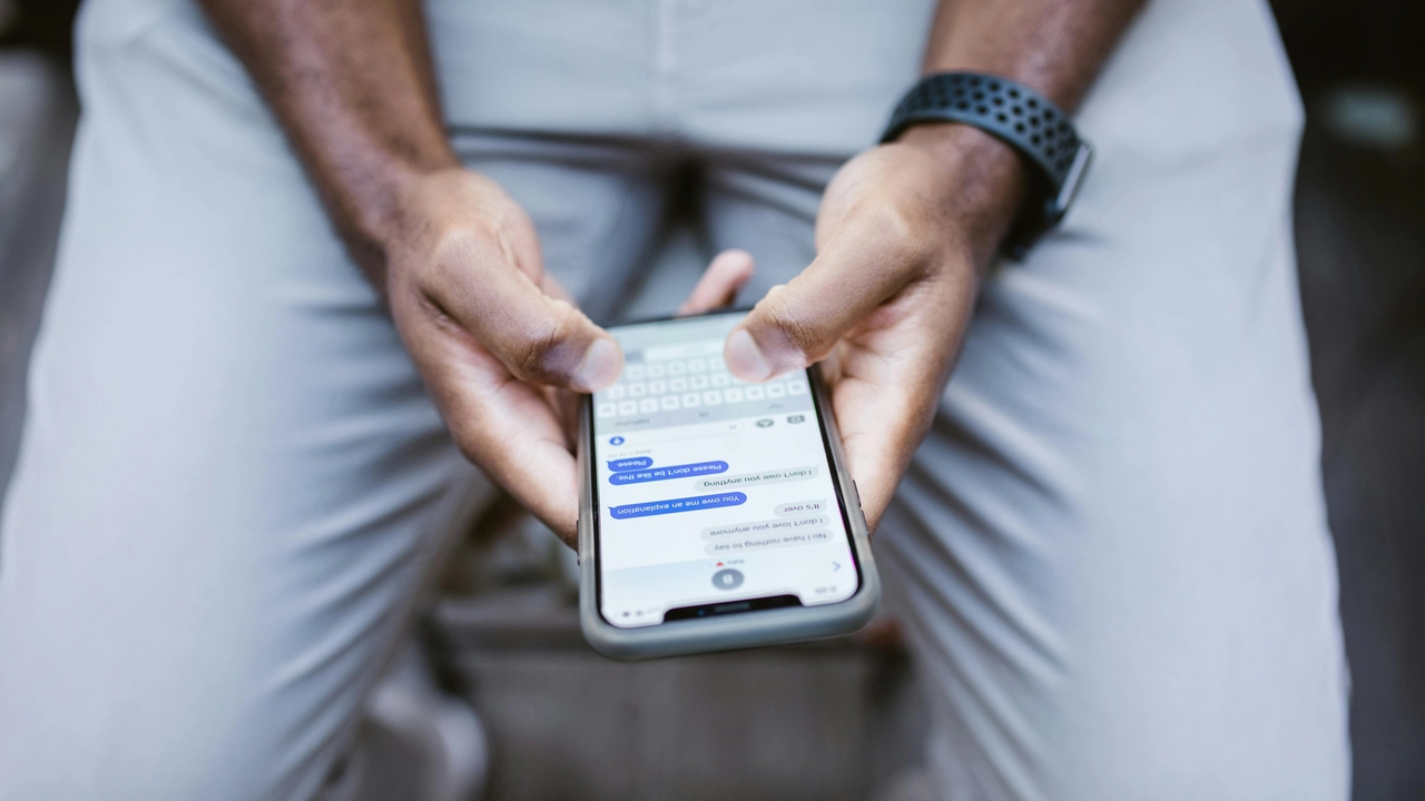 L'uomo di 36 anni adescava su app di messaggistica le minori, tra i 12 e i 14 anni