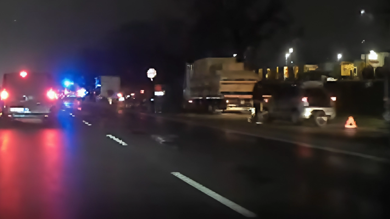 Auto a bordo strada con le quattro frecce accese, il conducente guarda sconsolato la ruota che si è afflosciata.... Auto a bordo strada con le quattro frecce accese, il conducente guarda sconsolato la ruota che si è afflosciata....