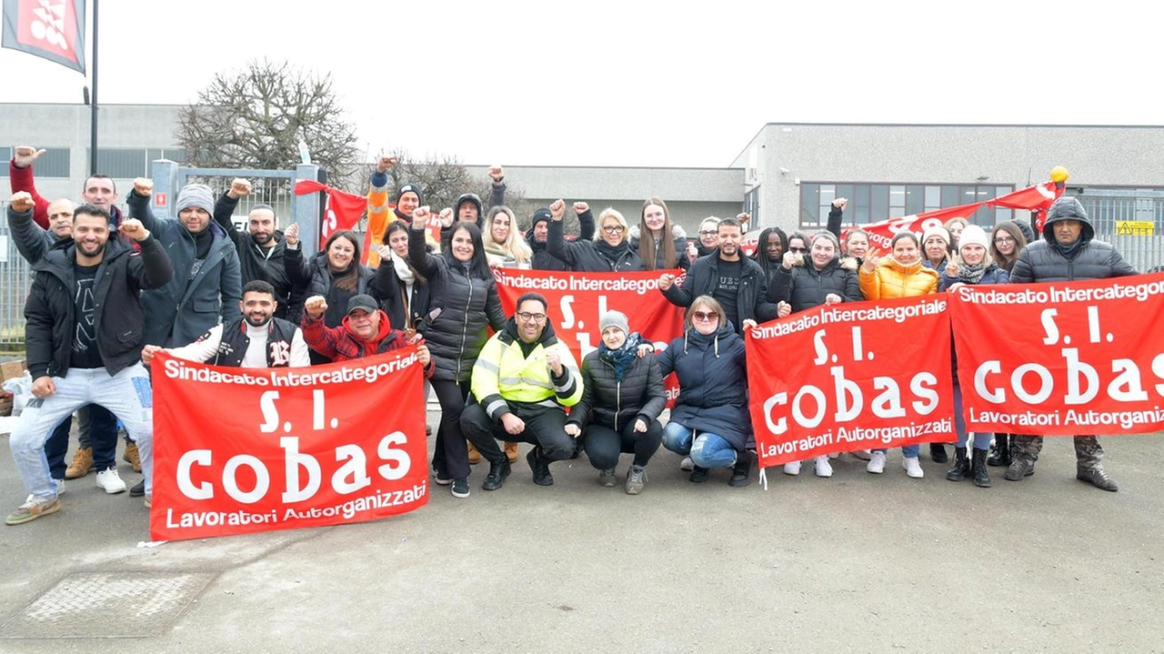 Quaranta lavoratori insieme al sindacato Sì Cobas avevano organizzato una giornata di presidio e di sciopero Quaranta lavoratori insieme al sindacato Sì Cobas avevano organizzato una giornata di presidio e di sciopero