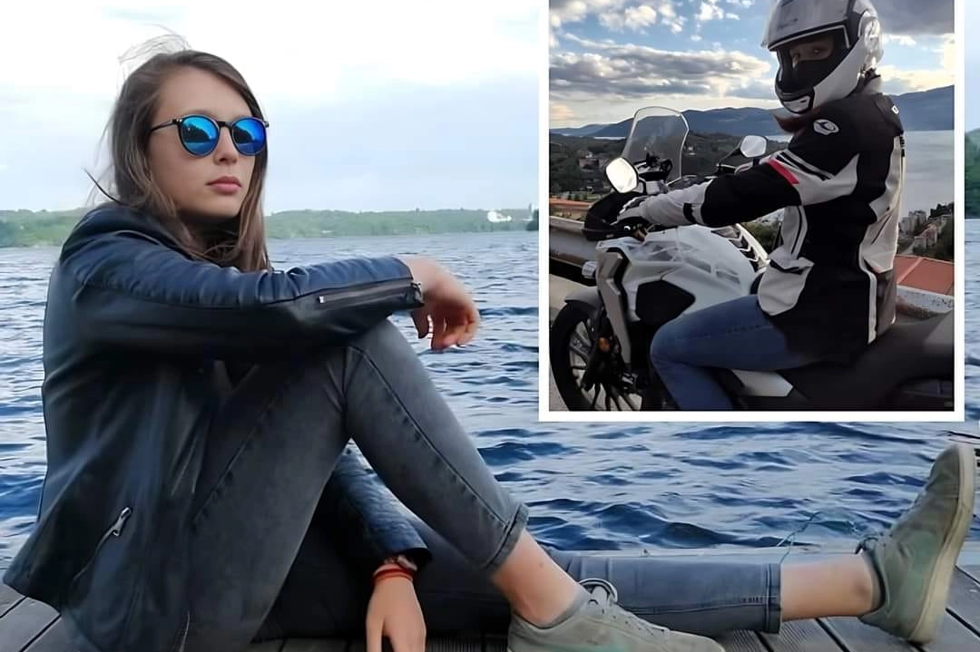 Mariagrazia Brovelli sul lungolago e in sella alla sua moto (foto da Facebook)
