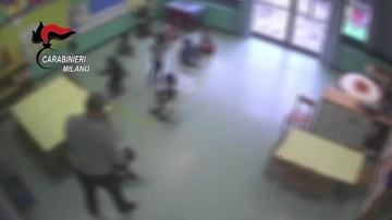 Bimbi picchiati e umiliati all’asilo di Vanzago: sei maestre a processo per maltrattamenti aggravati