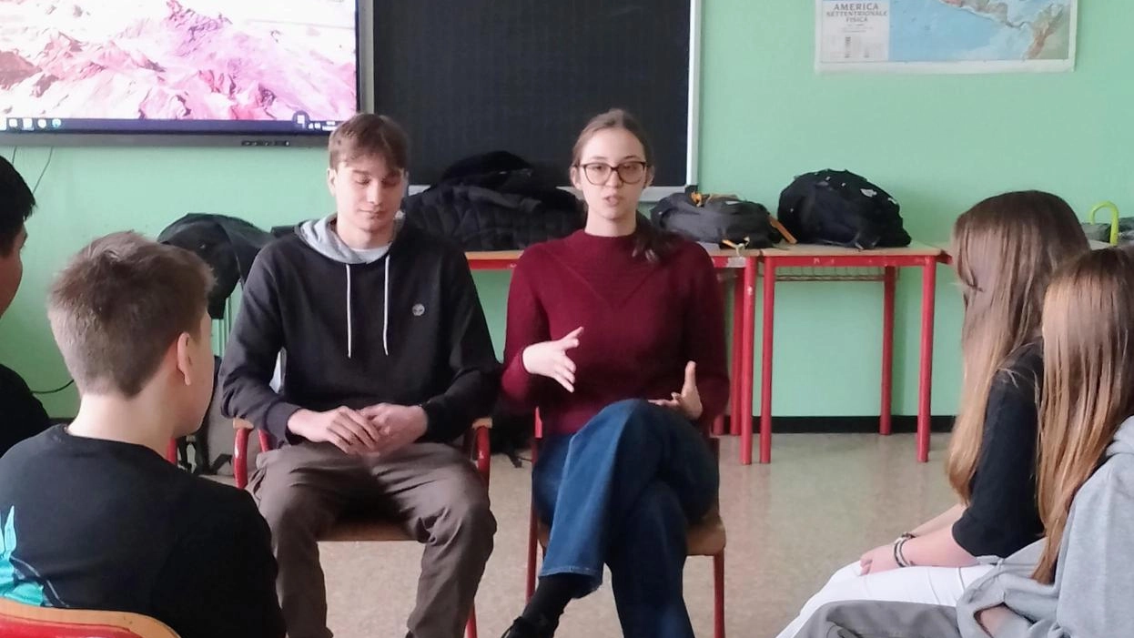 Legnano, ragazzi delle quarte “educatori” dei colleghi di terza dell’Istituto Calvino di Milano. Serie di incontri su come affrontare fenomeni di dipendenza, cyberbullismo e isolamento .