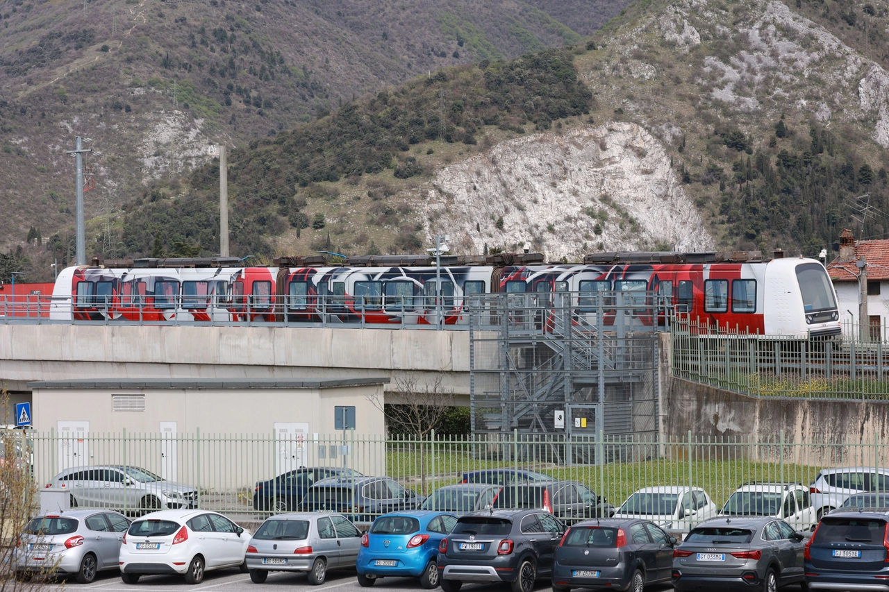 Un vagone della metropolitana trasformato in murale viaggiante