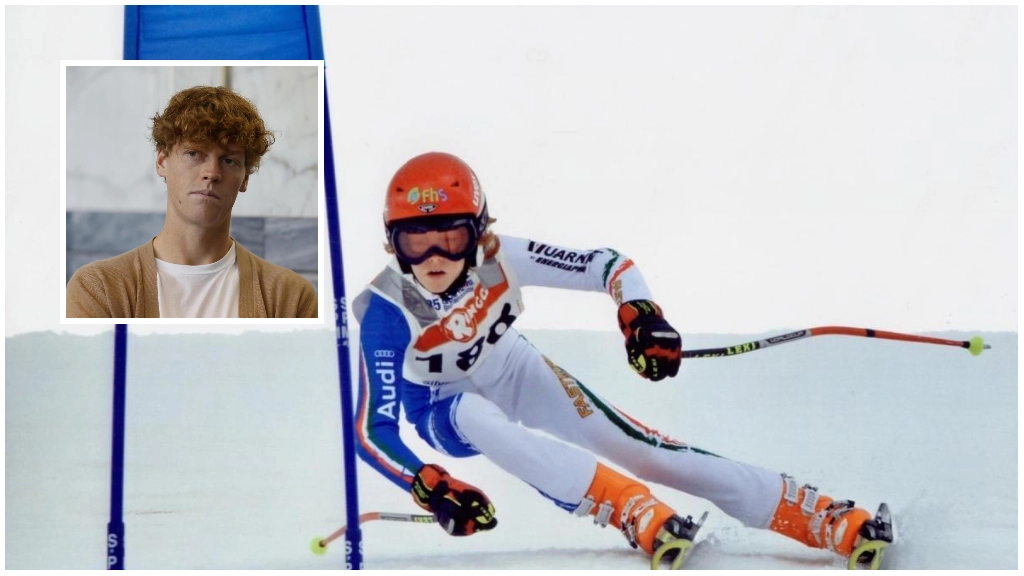 Jannik Sinner da ragazzino con gli sci ai piedi; nel riquadro, una foto attuale Jannik Sinner da ragazzino con gli sci ai piedi; nel riquadro, una foto attuale
