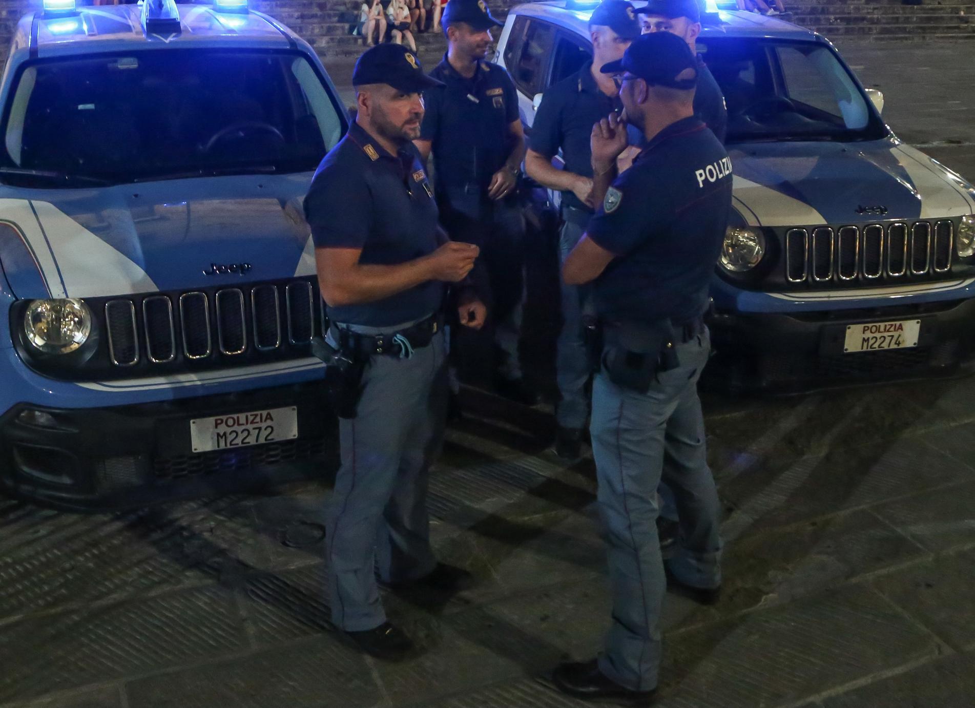 lite per una donna spunta il coltello fuori dall8217acquatica ferito un giovane due arresti
