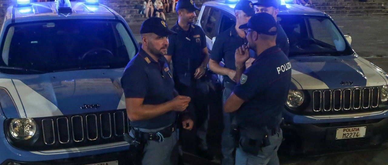 Lite per una donna, spunta il coltello fuori dall’Acquatica. Ferito un giovane, due arresti