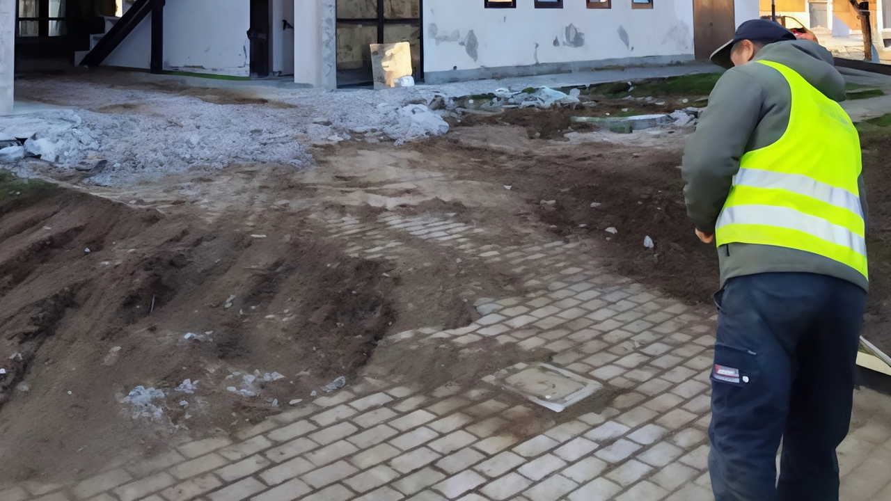Lo squarcio nella facciata principale Le ruspe stanno demolendo le vecchie vasche Lo squarcio nella facciata principale Le ruspe stanno demolendo le vecchie vasche