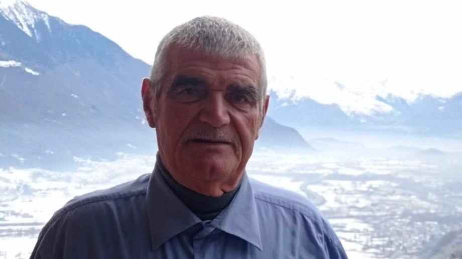 A sinistra Ernesto Della Mina deceduto in seguito al ribaltamento dell’escavatore che stava manovrando Sopra, il fratello Maurizio Baraiolo con la madre Silvia di 90 anni A sinistra Ernesto Della Mina deceduto in seguito al ribaltamento dell’escavatore che stava manovrando Sopra, il fratello Maurizio Baraiolo con la madre Silvia di 90 anni
