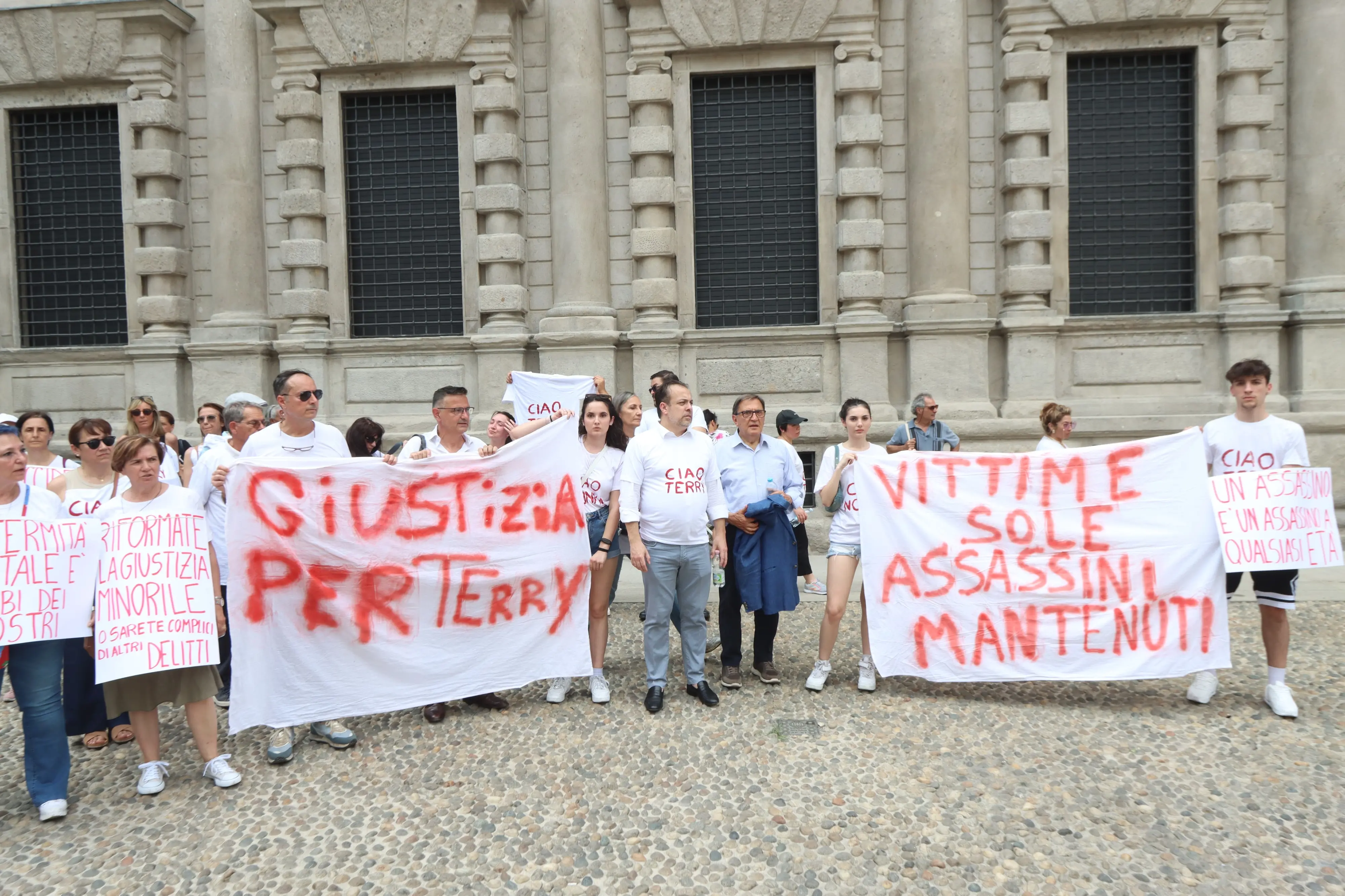 La figlia e i parenti di Teresa Meneghetti in corteo. Silvia Bindella: “Chi ha ucciso mia madre è un assassino anche se ha 15 anni, non avrà mai il mio perdono”