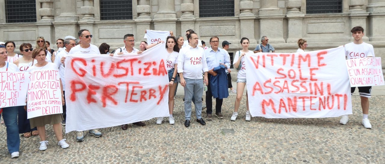 La figlia e i parenti di Teresa Meneghetti in corteo. Silvia Bindella: “Chi ha ucciso mia madre è un assassino anche se ha 15 anni, non avrà mai il mio perdono”