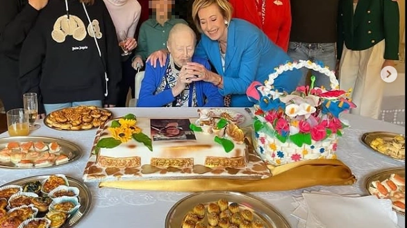 La festa nel 2023 per i 100 anni di Paola Guida Brichetto Arnaboldi, la madre di Letizia Moratti La festa nel 2023 per i 100 anni di Paola Guida Brichetto Arnaboldi, la madre di Letizia Moratti