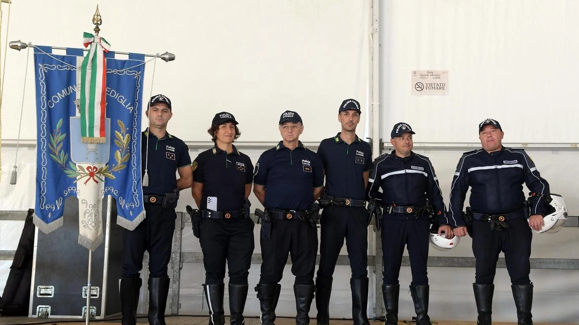 Cerimonia di premiazione agenti polizia locale a Peschiera: riconoscimenti per operazioni anticrimine e consegna diplomi ai cadetti per impegno nella sicurezza stradale. Cerimonia di premiazione agenti polizia locale a Peschiera: riconoscimenti per operazioni anticrimine e consegna diplomi ai cadetti per impegno nella sicurezza stradale.