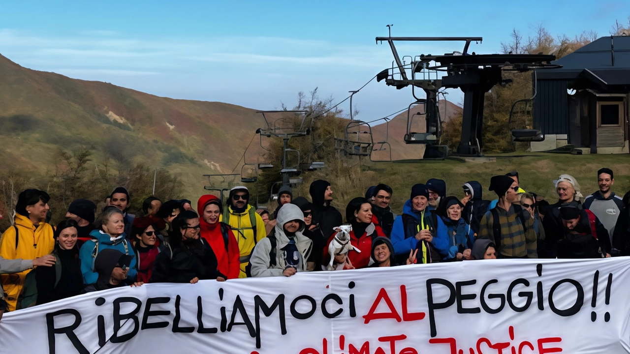 Una delle manifestazioni in difesa della montagna e delle terre alte organizzate anche da realtà del Comitato Insostenibili Olimpiadi Una delle manifestazioni in difesa della montagna e delle terre alte organizzate anche da realtà del Comitato Insostenibili Olimpiadi