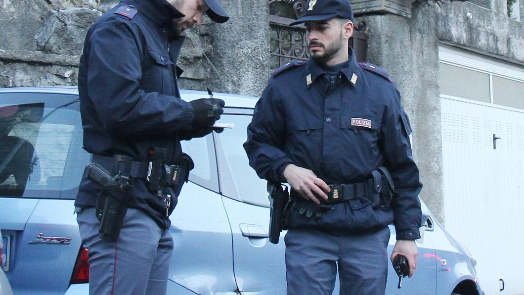 Parla tanto Denis Suku detto Audi, soprattutto quando è in auto con la sua ragazza, e si fa grande... Parla tanto Denis Suku detto Audi, soprattutto quando è in auto con la sua ragazza, e si fa grande...
