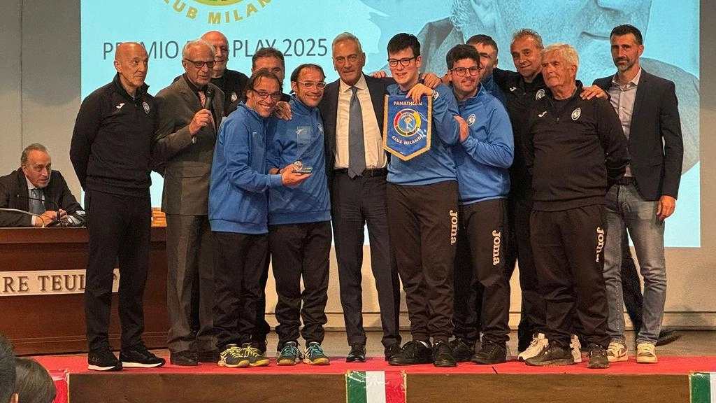 Il presidente della Figc, Gabriele Gravina, con i ragazzi e i dirigenti dell’Atalanta For Special“ fra le realtà calcistiche premiate Il presidente della Figc, Gabriele Gravina, con i ragazzi e i dirigenti dell’Atalanta For Special“ fra le realtà calcistiche premiate