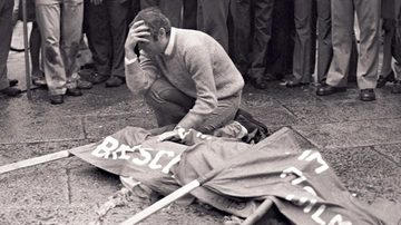 Piazza della Loggia, la foto simbolo del dolore: "Toccavo il viso di Alberto, lo credevo ancora vivo"