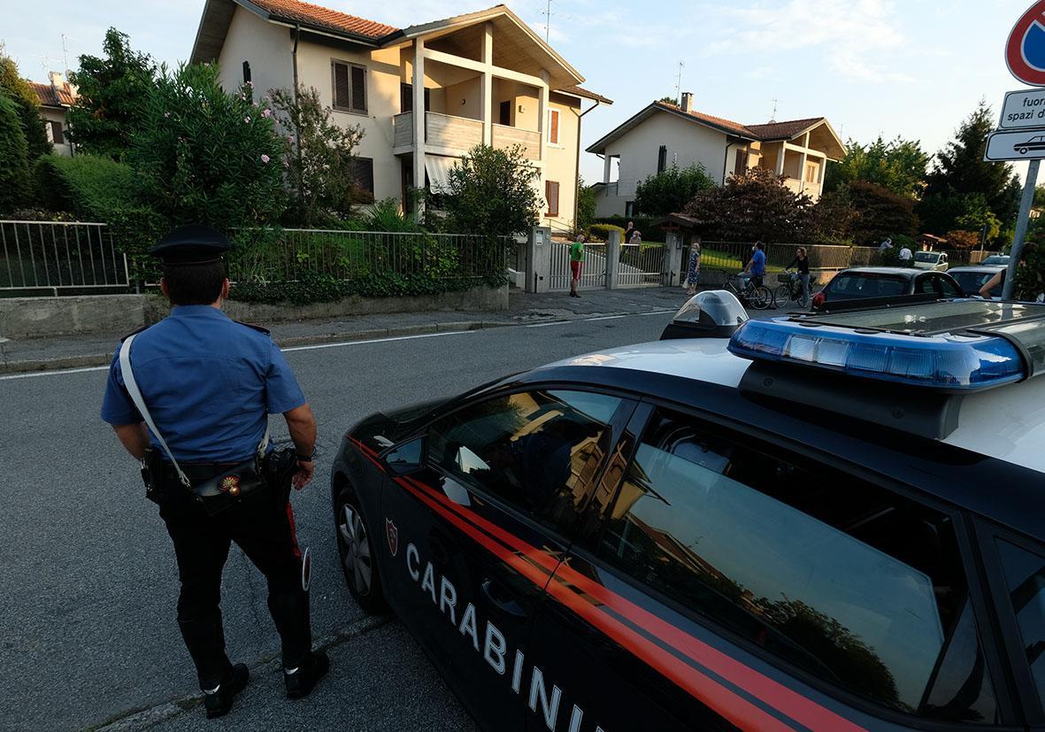 si denuda e d224 in escandescenze bloccato a fatica dopo la fuga