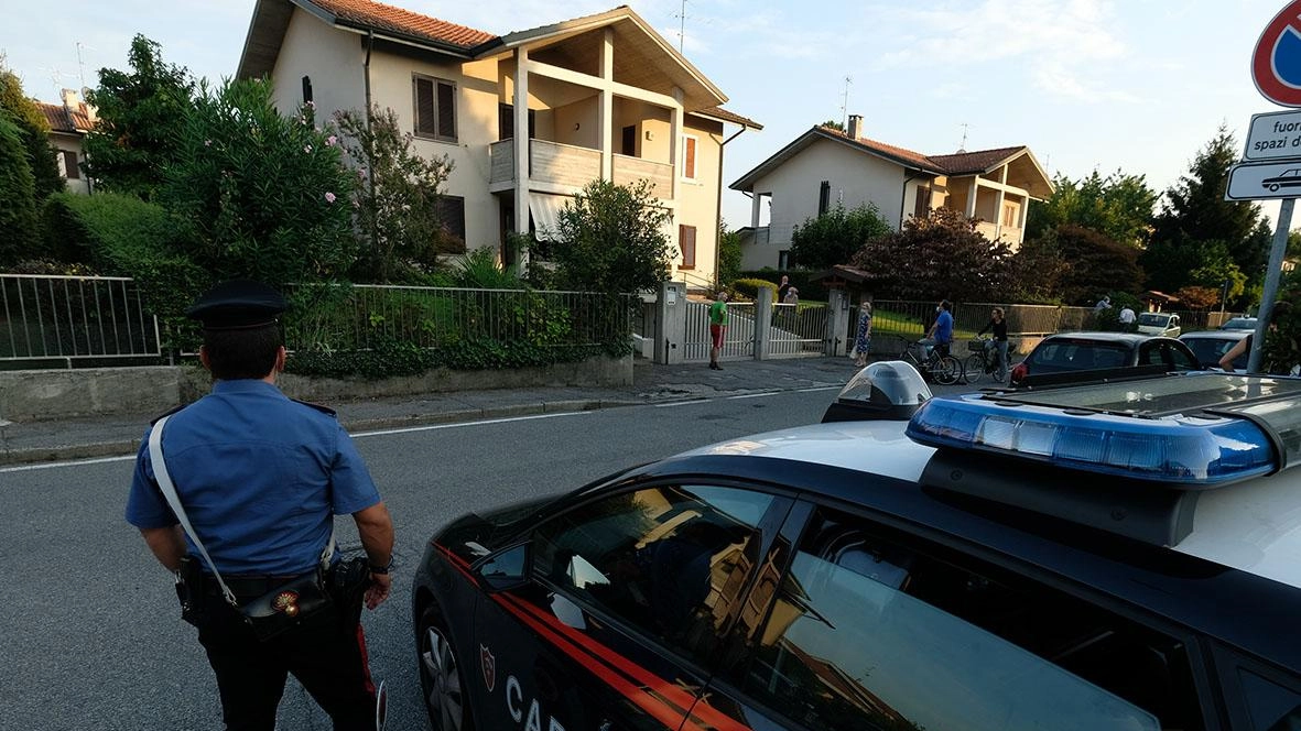 I carabinieri di Solaro sono stati costretti a intervenire e a bloccare l’uomo prima che mettesse a repentaglio l’incolumità dei passanti I carabinieri di Solaro sono stati costretti a intervenire e a bloccare l’uomo prima che mettesse a repentaglio l’incolumità dei passanti