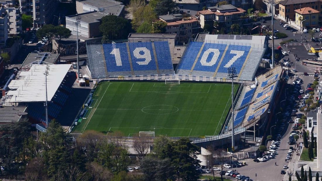 Una vista dall’alto dello stadio Sinigaglia di Como che tornerà dopo ventuno anni ad ospitare una partita di Serie A dei lariani Una vista dall’alto dello stadio Sinigaglia di Como che tornerà dopo ventuno anni ad ospitare una partita di Serie A dei lariani