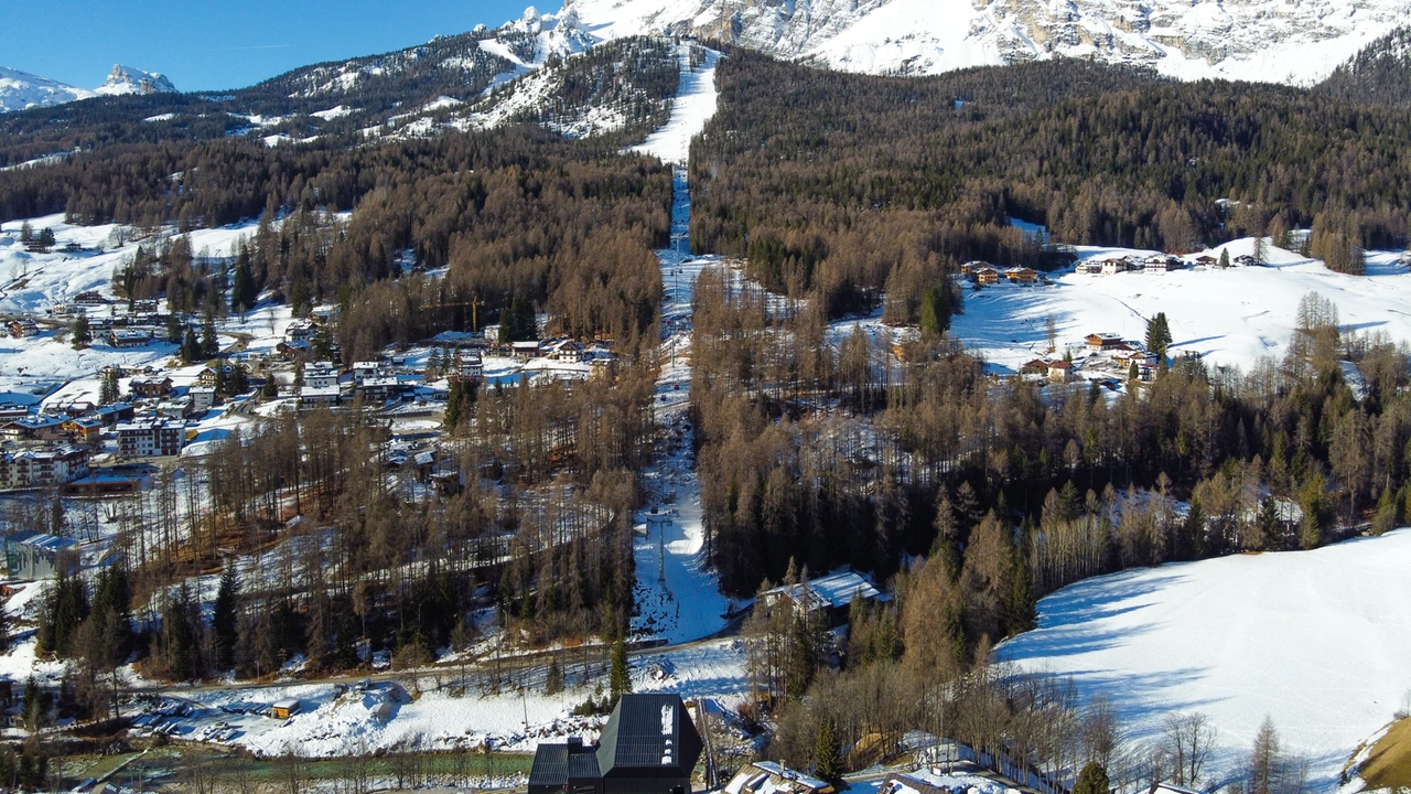 Montagna deturpata dagli impianti di risalita Montagna deturpata dagli impianti di risalita