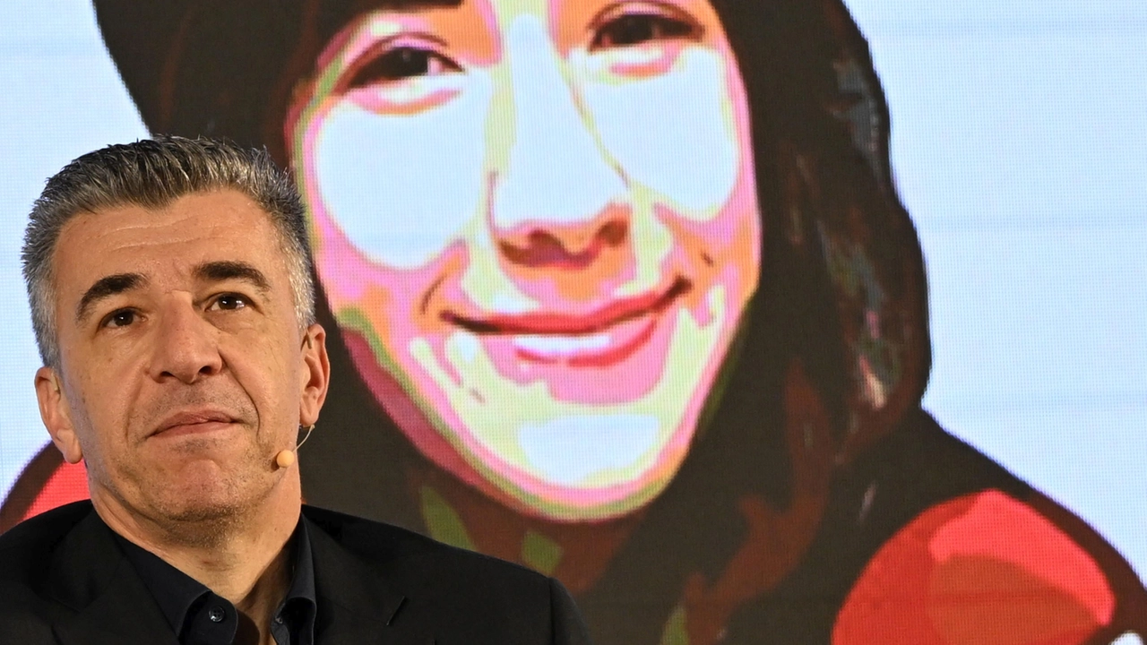 Gino Cecchettin e, sullo sfondo, l'immagine della figlia uccisa dall'ex fidanzato Filippo Turetta Gino Cecchettin e, sullo sfondo, l'immagine della figlia uccisa dall'ex fidanzato Filippo Turetta