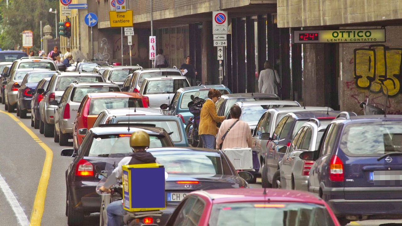 Le lunghe code che si sono formate ieri nel quartiere di Santa Lucia a Bergamo a causa dei cantieri Le lunghe code che si sono formate ieri nel quartiere di Santa Lucia a Bergamo a causa dei cantieri