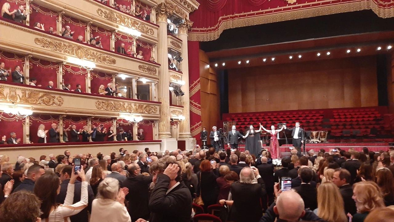 La standing ovation finale dopo il concerto alla Scala con piano al posto dell'orchestra per sciopero La standing ovation finale dopo il concerto alla Scala con piano al posto dell'orchestra per sciopero