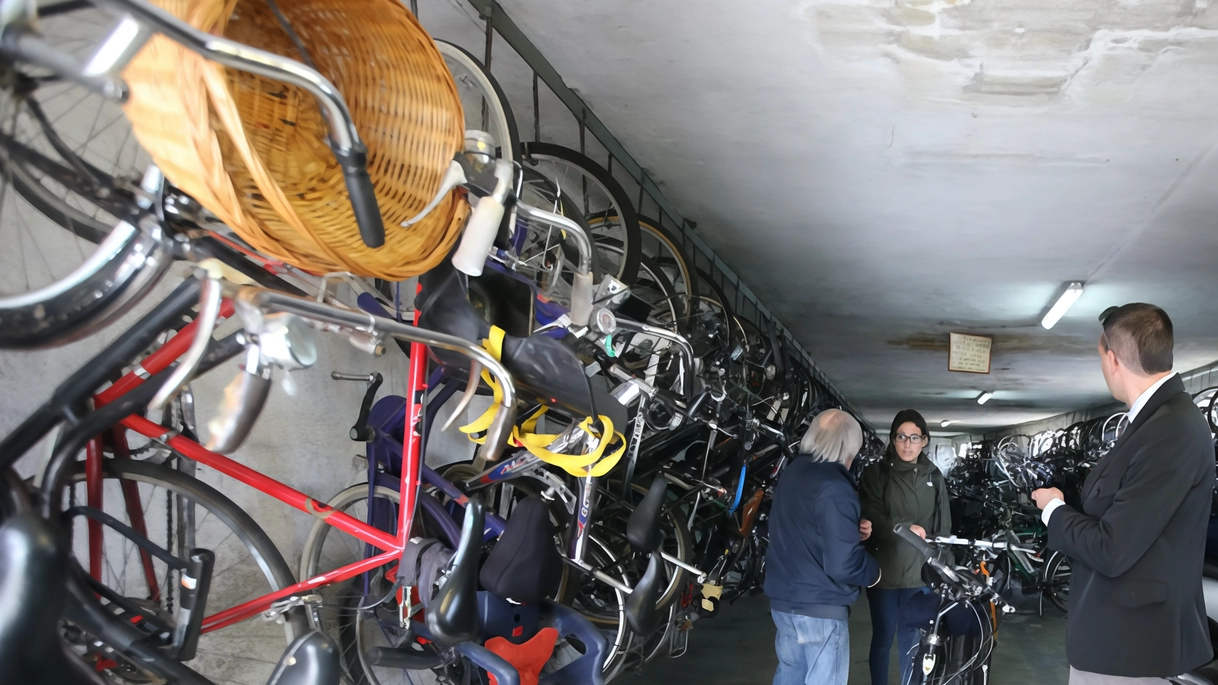 Monza pedala verso un futuro più sostenibile. La ciclostazione di via Arosio, punto nevralgico per i ciclisti che gravitano attorno...