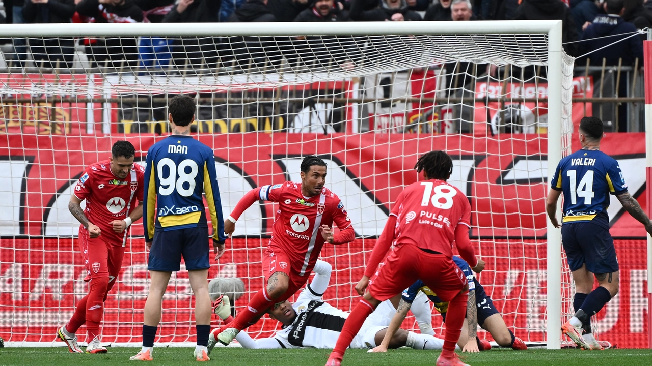Izzo festeggia il gol del vantaggio del Monza che sarà poi raggiunto dal Parma in rete con Bonny Izzo festeggia il gol del vantaggio del Monza che sarà poi raggiunto dal Parma in rete con Bonny