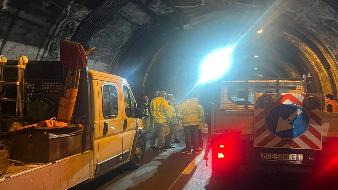 Tecnici Anas dopo il crollo di metà settembre nel tunnel della Ss 36 Non si sono registrati feriti Tecnici Anas dopo il crollo di metà settembre nel tunnel della Ss 36 Non si sono registrati feriti