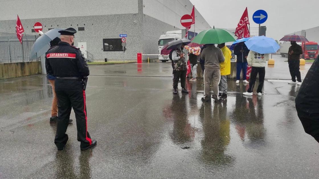blocco dei tir davanti alla logistica contestazioni ingiuste agli addetti 