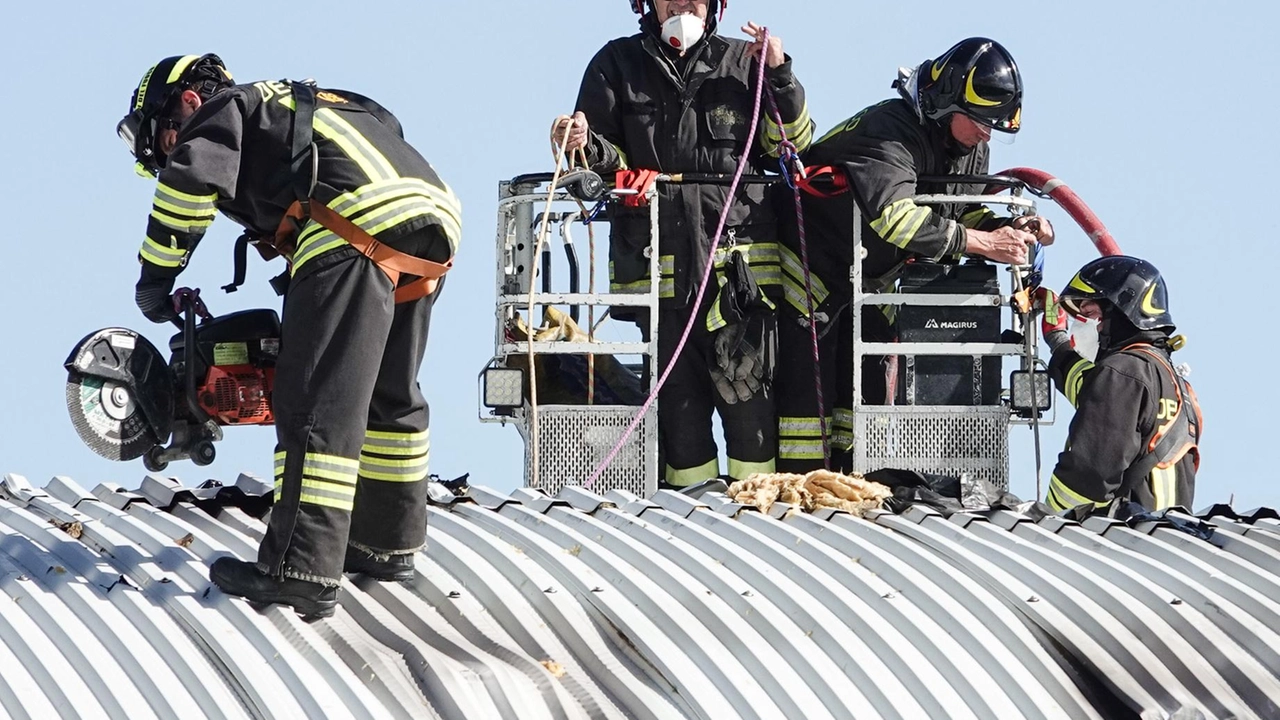 A San Colombano i pompieri hanno scongiurato un incendio mettendo in sicurezza un cavo dell’Enel che ha preso fuoco su un tetto A San Colombano i pompieri hanno scongiurato un incendio mettendo in sicurezza un cavo dell’Enel che ha preso fuoco su un tetto