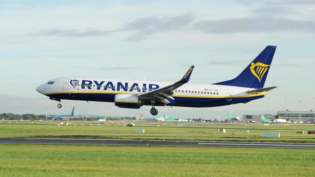 Un volo Ryanair (Ansa) Un volo Ryanair (Ansa)