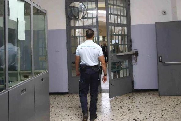 Violenza sessuale a San Vittore. Psicologa aggredita in bagno: in manette un detenuto recidivo