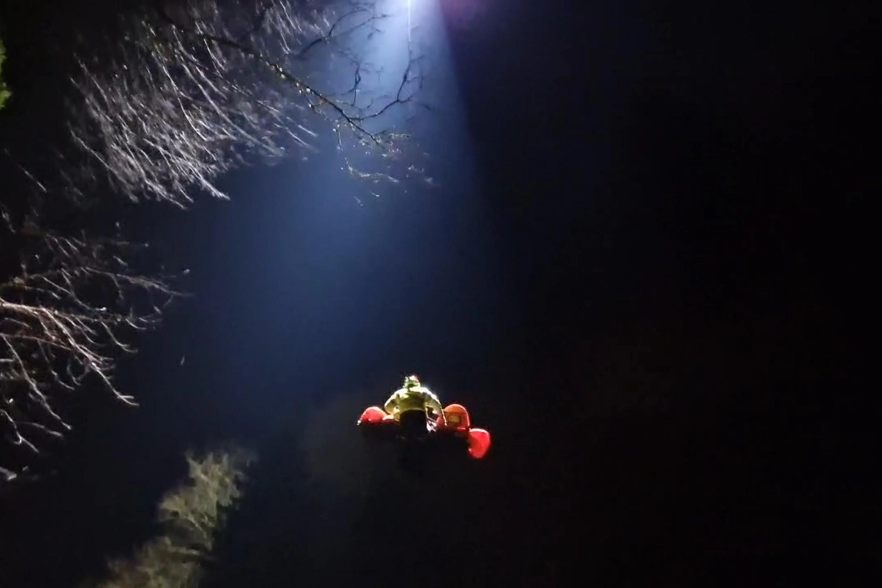 La barella con la speleologa Ottavia Piana portata fuori dalla grotta in un fermoimmagine del video del salvataggio del Soccorso alpino. La donna di 32 anni avrebbe riportato traumi alle vertebre e alle costole, fratture alle ossa facciali e a un ginocchio