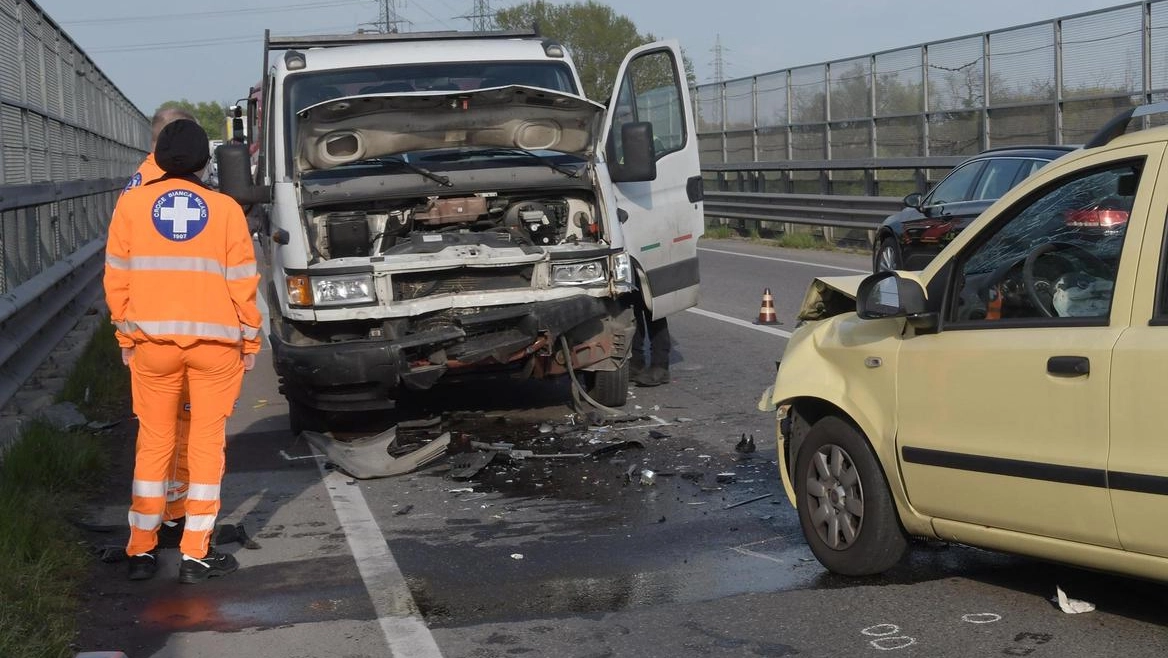Lo scontro tra due auto lungo la Bretella Cerca-Binasca Lo scontro tra due auto lungo la Bretella Cerca-Binasca