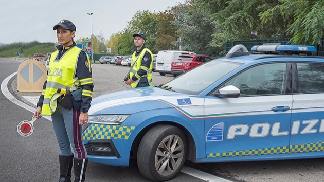 La polizia stradale ha fermato per un controllo l’auto su cui viaggiava anche il 28enne La pistola era stata nascosta nel porta oggetti La polizia stradale ha fermato per un controllo l’auto su cui viaggiava anche il 28enne La pistola era stata nascosta nel porta oggetti