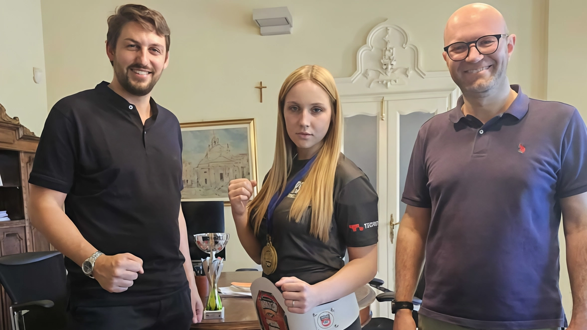 Giorgia Pozzoli, 16 anni, insieme al consigliere regionale Corbetta e al sindaco Pozzoli Giorgia Pozzoli, 16 anni, insieme al consigliere regionale Corbetta e al sindaco Pozzoli