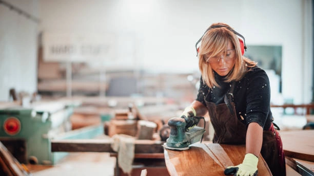 Un’artigiana al lavoro Un’artigiana al lavoro