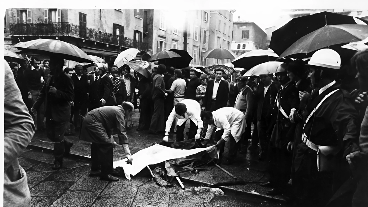 Subito dopo la strage: era il 28 maggio 1974. Nel tondo a destra l’avvocato Marco Gallina che difende Marco Toffaloni Subito dopo la strage: era il 28 maggio 1974. Nel tondo a destra l’avvocato Marco Gallina che difende Marco Toffaloni