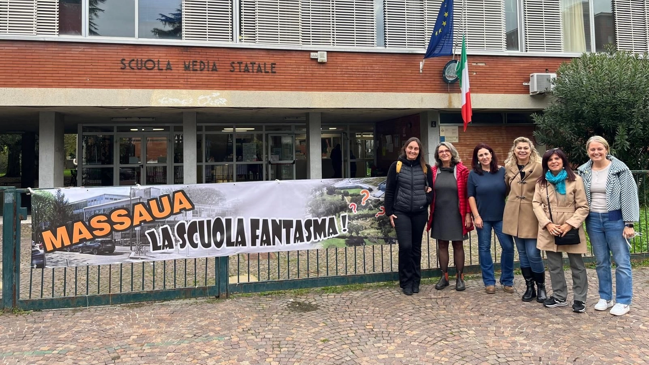 Lo striscione davanti alla “scuola che non c’è“ e la denuncia delle insegnanti Lo striscione davanti alla “scuola che non c’è“ e la denuncia delle insegnanti