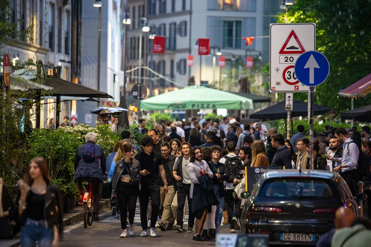 Movida in corso Garibaldi (Ansa/Davide Canella)