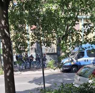 Lo strazio dei parenti. Tensione in ospedale Lo strazio dei parenti. Tensione in ospedale