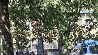 Parenti e amici sono nel cortile interno del pronto soccorso dell’Humanitas: vogliono entrare tutti per piangere Mahmoud Mohamed, il ventenne... Parenti e amici sono nel cortile interno del pronto soccorso dell’Humanitas: vogliono entrare tutti per piangere Mahmoud Mohamed, il ventenne...