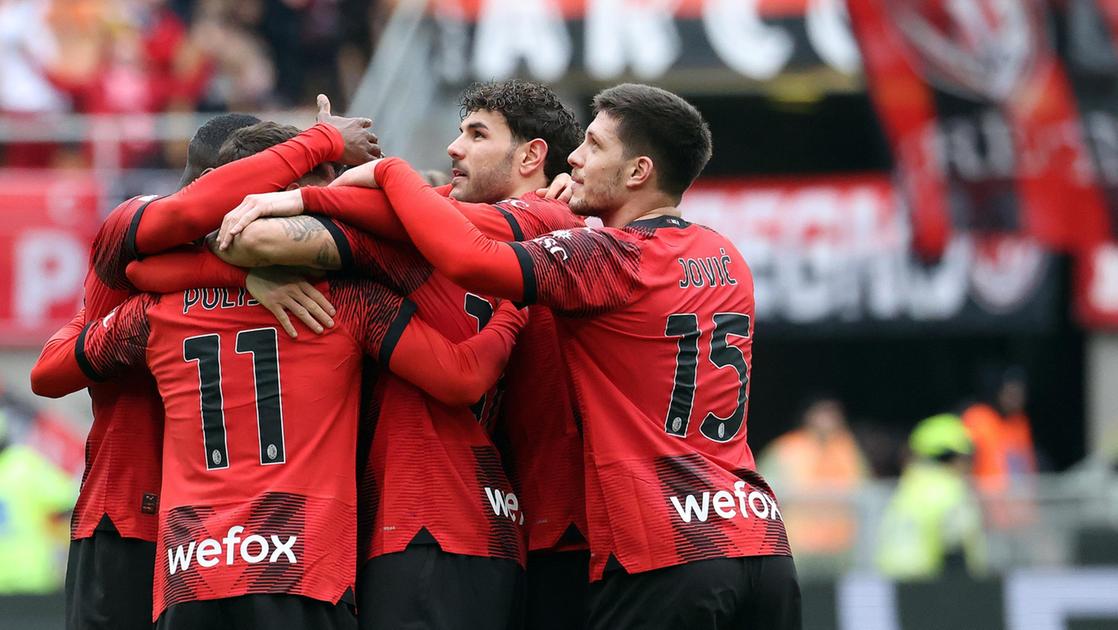 https://www.ilgiorno.it/image-service/view/acePublic/alias/contentid/Y2NhOTEyN2EtM2FhMC00/1/l-esultanza-dei-giocatori-del-milan-ansa.jpeg?f=16:9&w=1200&h=630