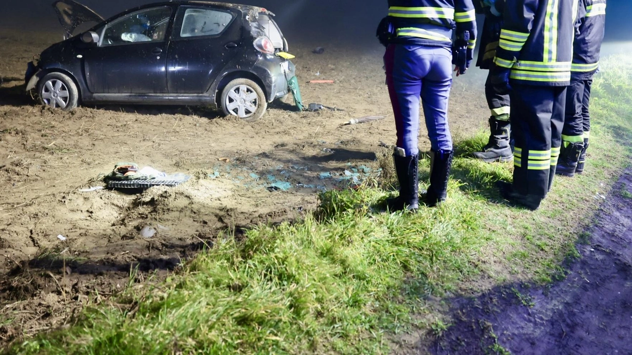 La Toyota Aygo recuperata dopo l’uscita di strada La Polstrada sta indagando sulla dinamica dello schianto partendo dalla ridotta visibilità La Toyota Aygo recuperata dopo l’uscita di strada La Polstrada sta indagando sulla dinamica dello schianto partendo dalla ridotta visibilità
