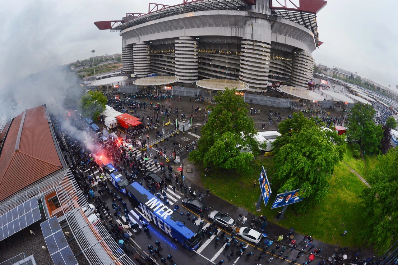 L'arrivo del pullman dell'Inter a San Siro lunedì in occasione del derby scudetto