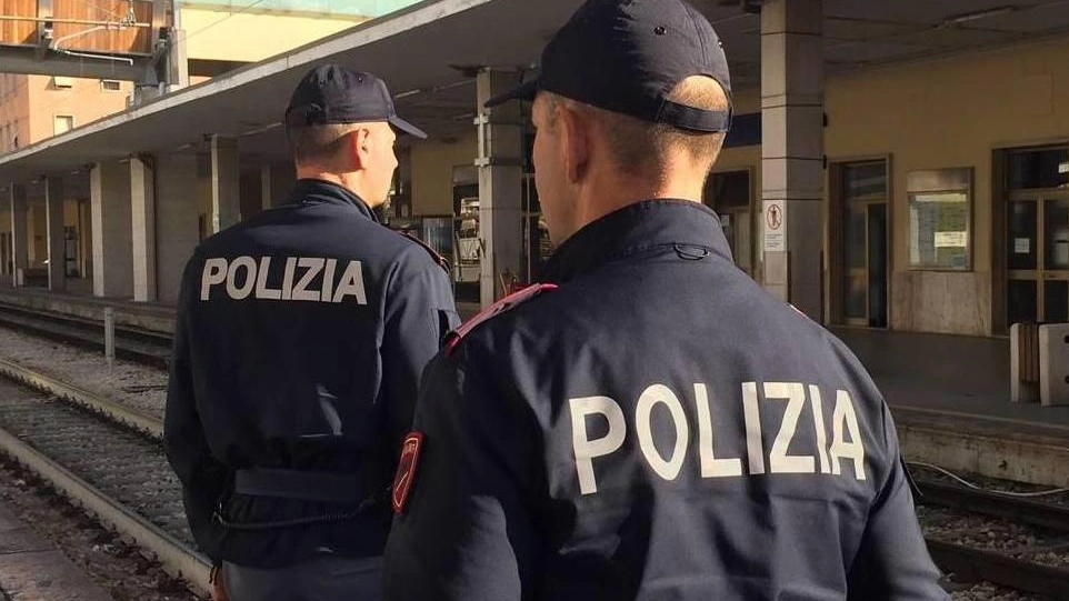 Nonostante i controlli, viaggiare in treno o frequentare le stazioni meno centrali è diventato, dopo una certa fascia oraria, estremamente rischioso Nonostante i controlli, viaggiare in treno o frequentare le stazioni meno centrali è diventato, dopo una certa fascia oraria, estremamente rischioso