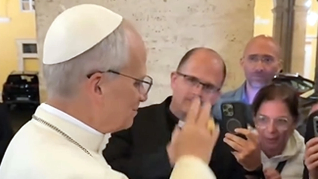 Il Papa a sorpresa al Palazzo dove viveva
